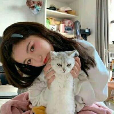 猫猫与真人女生头像 拿图点赞哦！ 来源网络