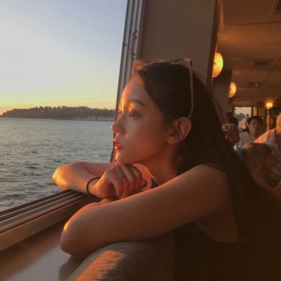 海边落日晚霞女生头像