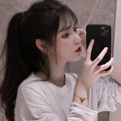 两人闺蜜头像 “早点睡觉 不抱月亮 不抱希望”