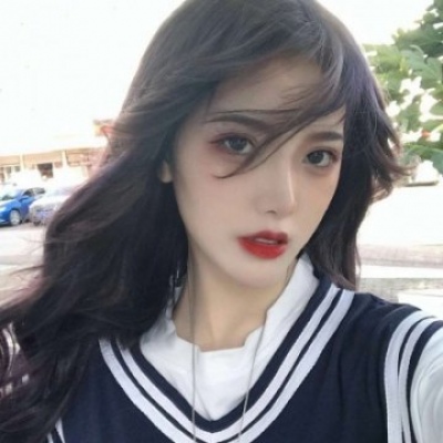 “我一人 蹚过浑水 越过四季 面无表情 你别怪我 言语不够动听”