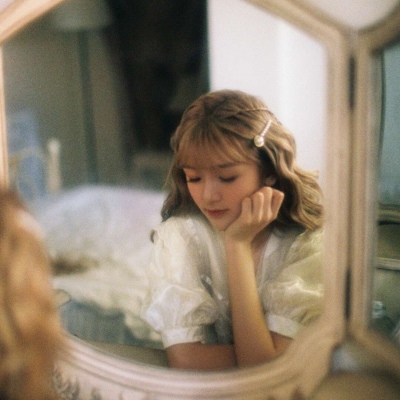 女头：“做积极向上的人 读温柔的句子 见阳光的人”