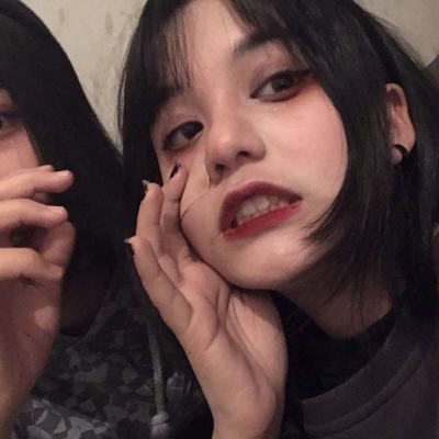 “你是穿廊风，来的裹雨披泥，惊的绿枝鸟啼，不偏不倚撞到心里去。”