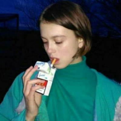 日出东方却落于西 精致女头拿图点赞