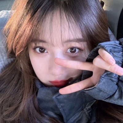 麻雀妈妈问小麻雀今天扎什么头发，小麻雀说 啾啾