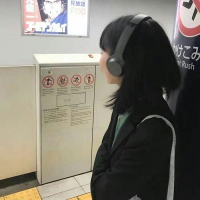 顾吟：ins丧系女生头像。