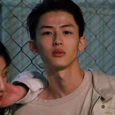 ［情侣］你从甬道缓缓走过来 便从光明走进了雾霭