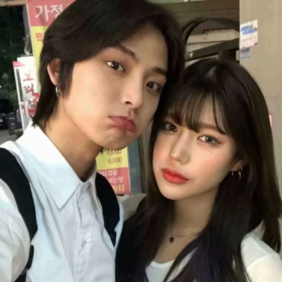 最怕街上千万盏灯，而你只有一轮明月