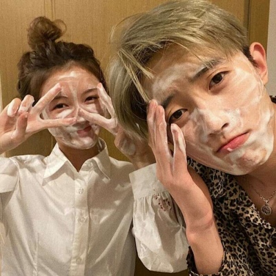 一对两张的可爱真人优质情侣狗头