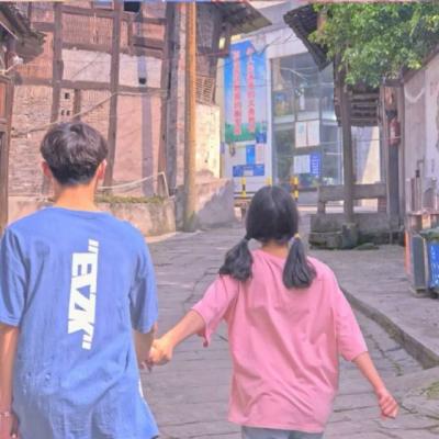 最后一刻其实我还没走 看你背影越来越远了