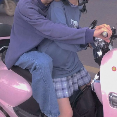 她像夏天的花，冬天的雪。她没什么用处，可是因为有了她，风景才好。