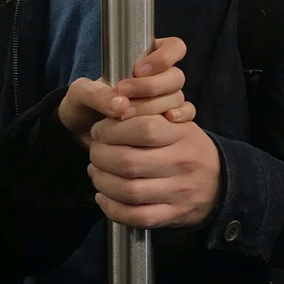 奶酪 手与手情侣头像 “不怀念上一个 不期待下一个”