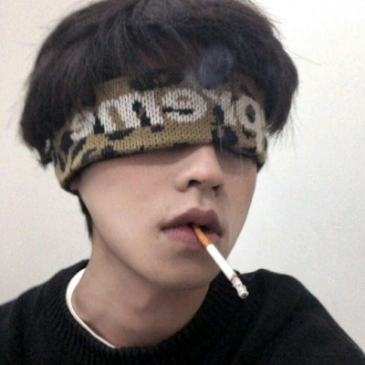 池乔：男生精致成熟自拍照头像