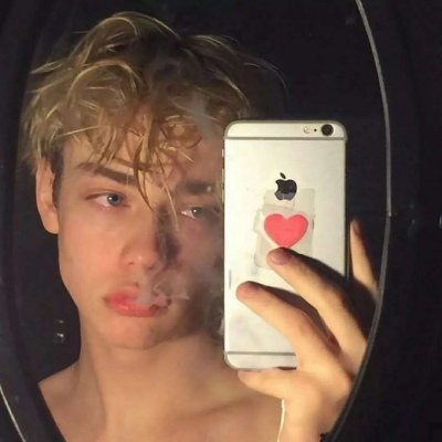 想你的时候 我是一颗山楂 脸红又心酸。