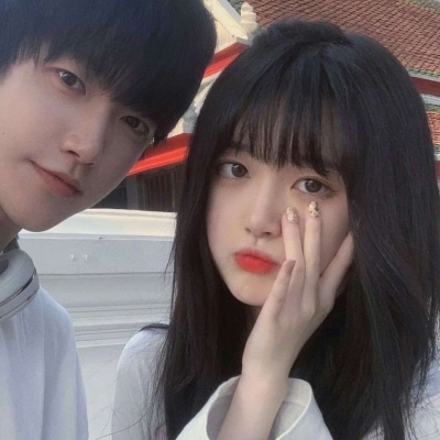 撞上你的风华正茂 是我最无奈的一见钟情.