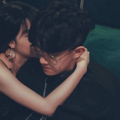 情侣头像｜最美好的事是，人潮拥挤，你自然而然牵紧我的手