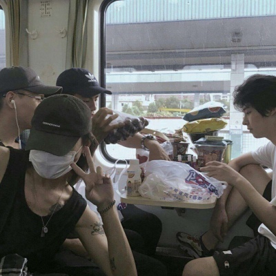 后来我遇见很多阴天却不敢冒雨再见你一面