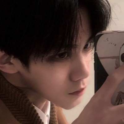 江眠：帅气成熟男生头像